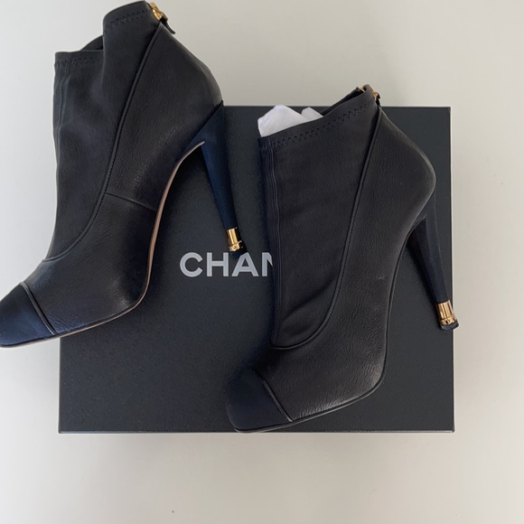 Chanel booties with gold heel details - Picture 6 of 7